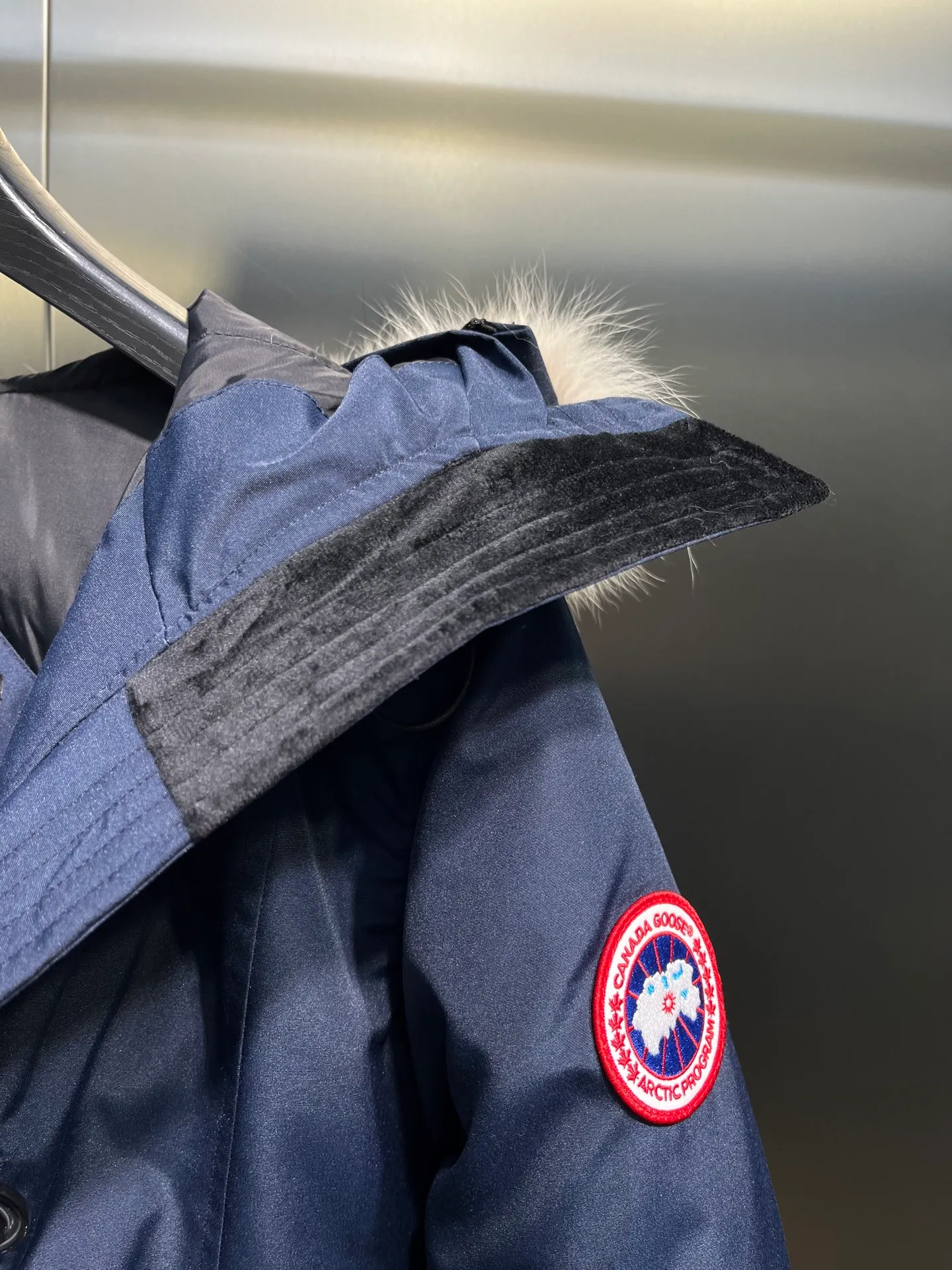 P860 Canada goose/Canada Goose 05 model 2580LA CANADA GOOSE/Canada Goose Rossclair parka women's down jacket, authentic original clothing molding, all accessories are custom-made from the original factory. This model is very unique. The zipper at the back can be opened to change into a dovetail style, with diagonal pockets and a layer of hidden pockets underneath. The official website has become a popular model. The softness and hardness of the fabric are compared with the genuine ones. It can be restored by kneading at will (fabric misunderstanding: fabrics with high hardness are not waterproof. Only those who buy the latest genuine version this year will notice the softness and comfort of the fabrics). The down is synchronized with the genuine white duck down. It is fluffy and not lumpy. The electronically controlled down charging machine is used to fill the zippers with customized genuine YKK zippers. High hardness and no lag. The fur collar is purchased from the same manufacturer as Wolf Hair. (Cooperative factory 2019 Canadian wolf skin auction and Big Goose official auction of wolf skin fur collars on the same site) All workmanship and wiring are controlled by workers with more than ten years of service. They must be horizontal and vertical, and are not crooked. The density of the inner wiring is more exquisite. Compare at will. Big goose label, collar label, washed label, hang tag, zipper rope, pocket label, back label, collar velvet, Velcro fasteners, all details of the cuffs are updated simultaneously with the original product, the best version, and the most complete color matching. The fighter in World 05 battles various world goods. Size: XS-XL